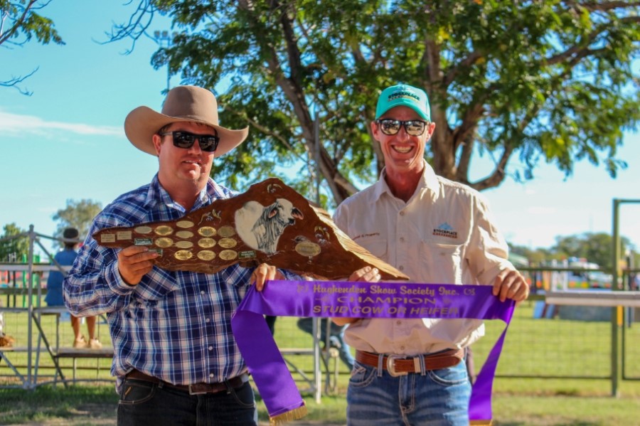 Ashley Naclerio of Stockplace Marketing presents Gavin Webber of Triple E Brahmans with the Helen Wallace Champion Stud Female Trophy