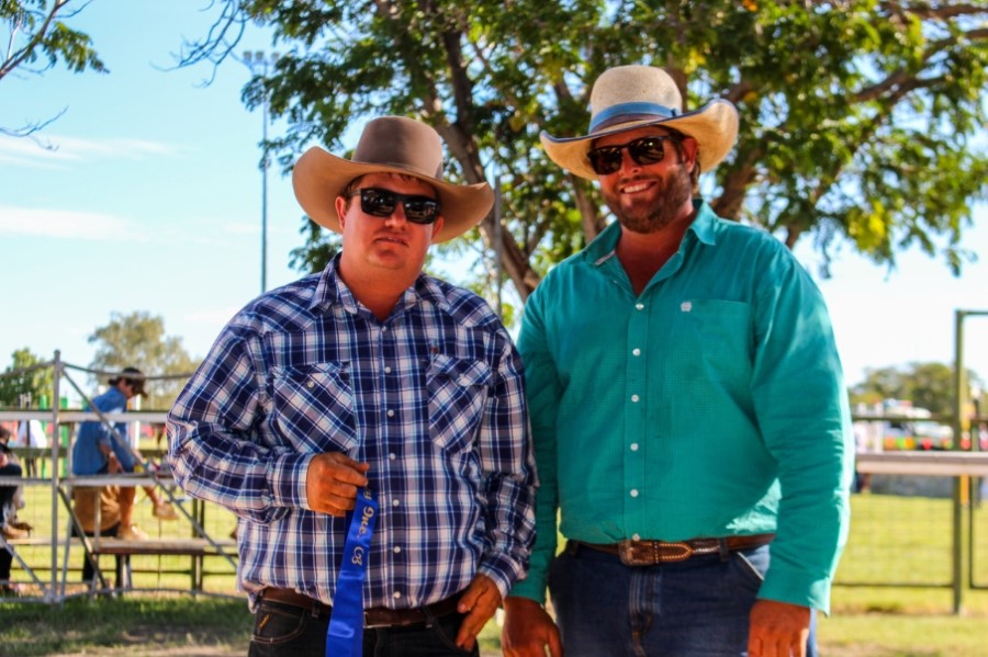 Judge Luke Carrington of Rondel Droughtmasters presents Gavin Webber with the best Pen of 3 Bulls under 24mo